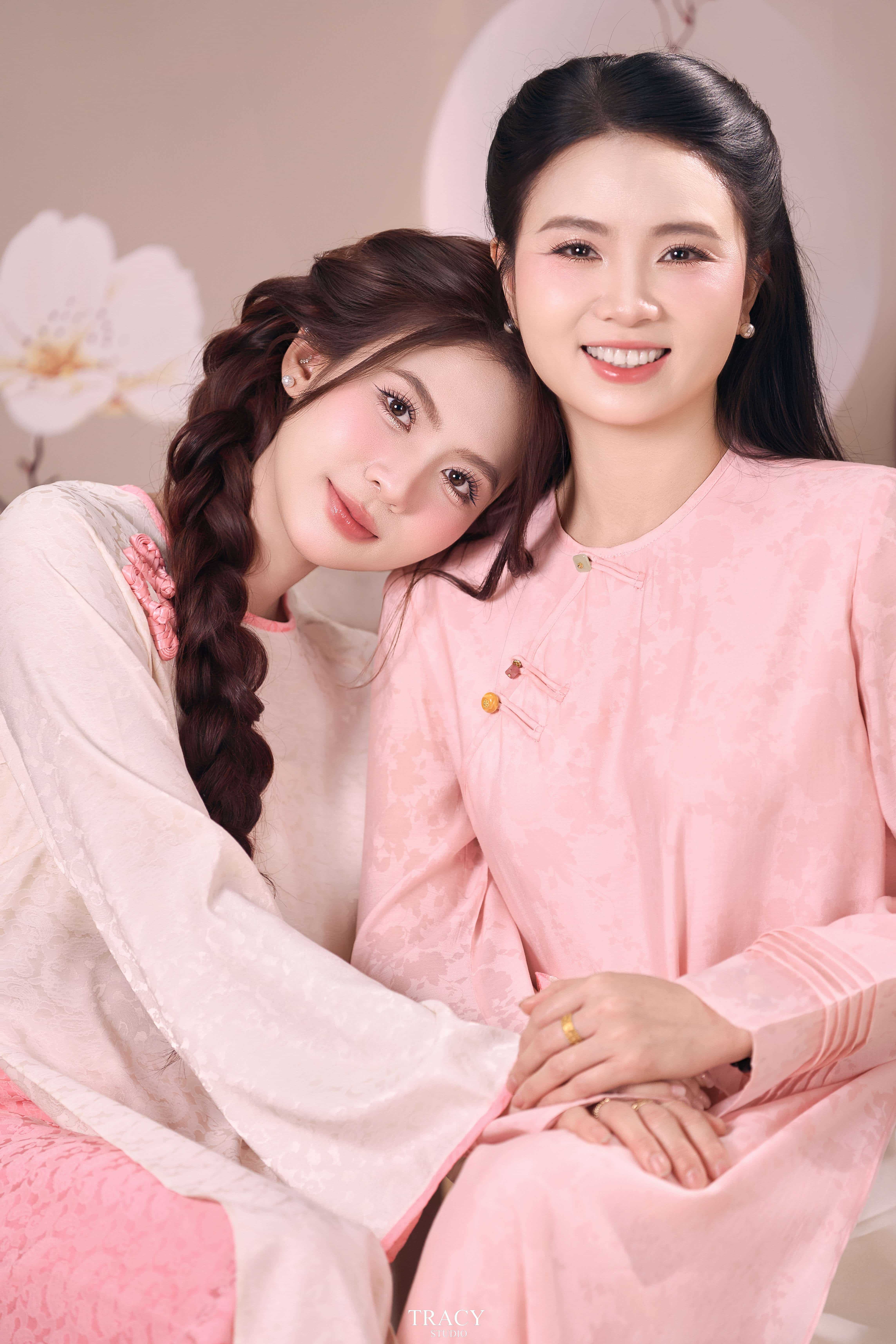 frontend/img/gallery/anh-tet-yem-ao-dai/tracy-studio-chup-concept-tet-me-con (9).jpg